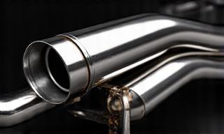 Nerezový sportovní výfukový systém pro lepší zvuk a výkon
